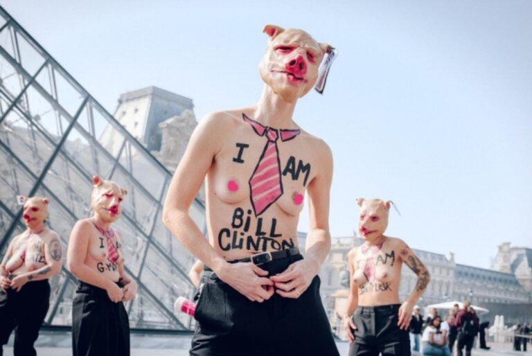 Femen: Γυμνόστηθη διαμαρτυρία στο Λούβρο για την ασυλία των ισχυρών στους φακέλους Epstein