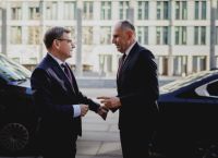 Γεραπετρίτης στο Βερολίνο: Πολιτική αποφασιστικότητα σε Μέση Ανατολή & ναυσιπλοΐα