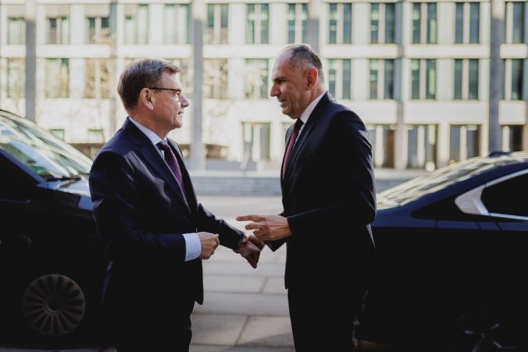 Γεραπετρίτης στο Βερολίνο: Πολιτική αποφασιστικότητα σε Μέση Ανατολή & ναυσιπλοΐα