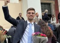 O Μάνος Γιαλιαδάκης αποφοίτησε με 9,8 από τη Νομική: Δούλευε τα καλοκαίρια ως ταξιτζής