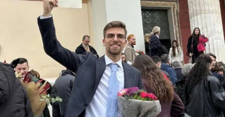 O Μάνος Γιαλιαδάκης αποφοίτησε με 9,8 από τη Νομική: Δούλευε τα καλοκαίρια ως ταξιτζής