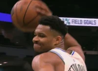 Μπακς – Χοκς: Εκνευρισμένος ο Γιάννης πέταξε την μπάλα και πήρε τεχνική ποινή [vid]