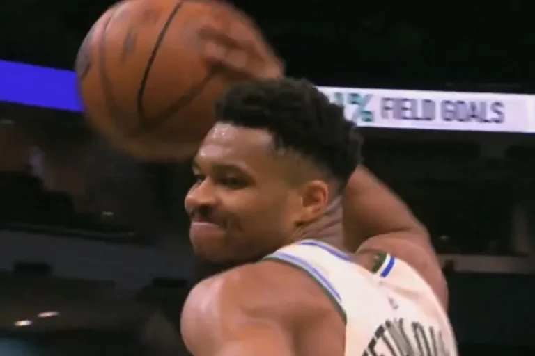 Μπακς – Χοκς: Εκνευρισμένος ο Γιάννης πέταξε την μπάλα και πήρε τεχνική ποινή [vid]