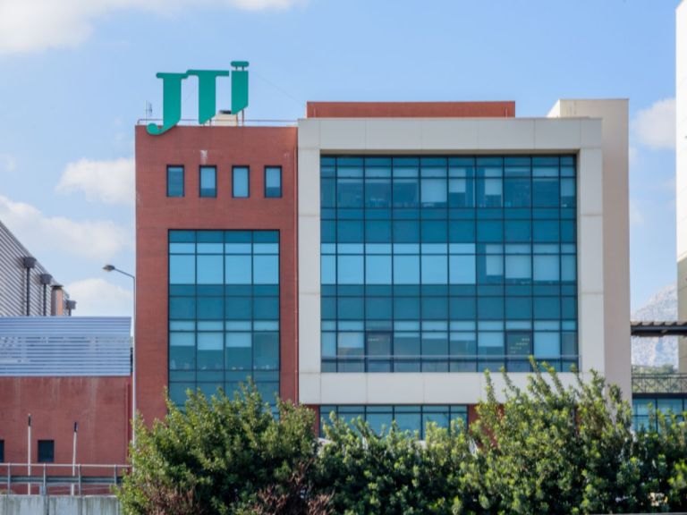 JTI Hellas: Μπόνους έως 3 μισθούς και 20 εβδομάδες επιπλέον γονικής άδειας για τους εργαζόμενους