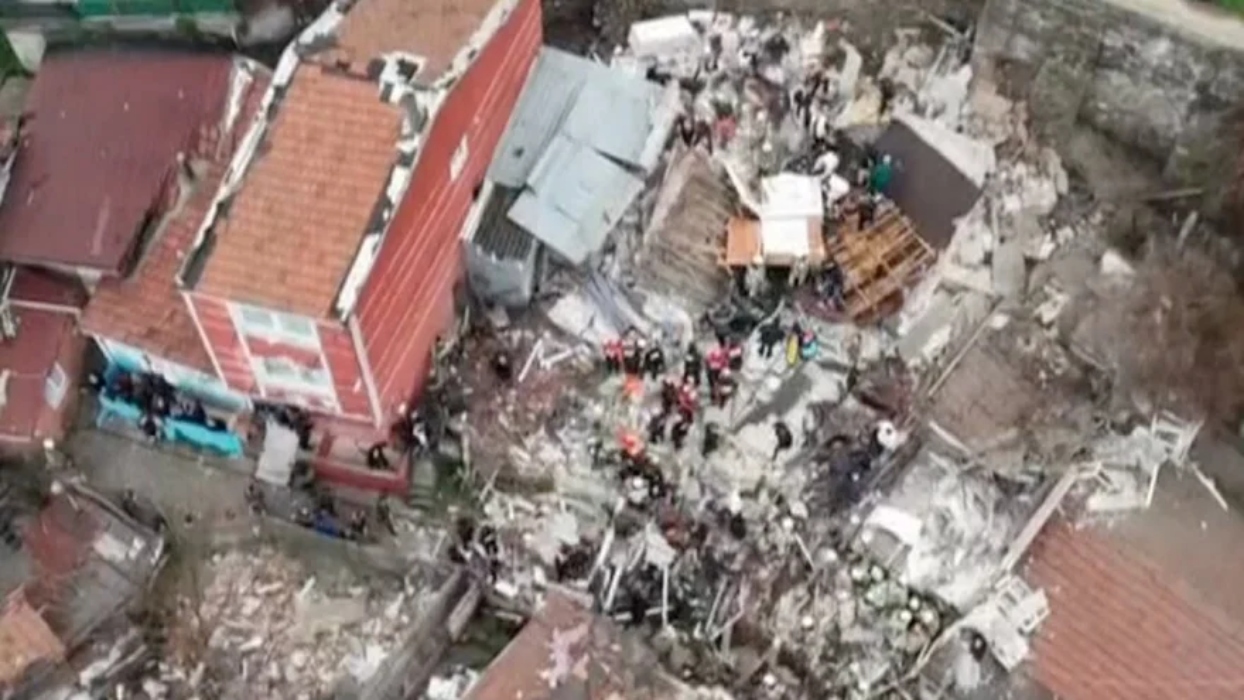 Δύο κτίρια κατέρρευσαν στην Κωνσταντινούπολη: Αναφορές για τραυματίες, σε εξέλιξη έρευνες στα συντρίμμια