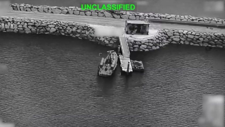 Θρίλερ στα Στενά του Ορμούζ: Βίντεο με την εξουδετέρωση ιρανικών πλοίων – «Χτυπήθηκε φορτηγό πλοίο»