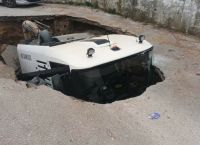 «Άνοιξε η γη» στα Ιωάννινα: Μεγάλη καθίζηση «κατάπιε» όχημα καθαριότητας του Δήμου