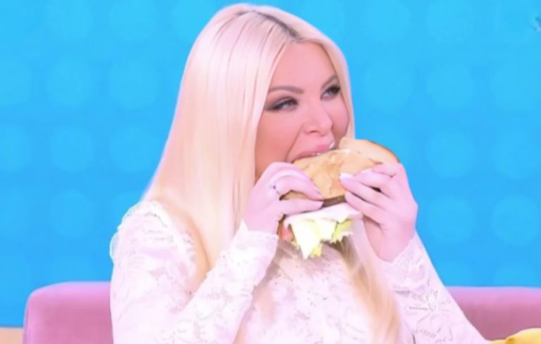 Καινούργιου: «Γιατί με δείχνεις ρε παιδάκι μου;» – Το ξέσπασμά της όταν την «έπιασε» η κάμερα να τρώει