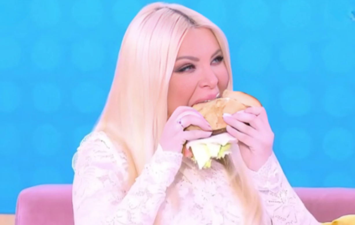 Καινούργιου: «Γιατί με δείχνεις ρε παιδάκι μου;» – Το ξέσπασμά της όταν την «έπιασε» η κάμερα να τρώει