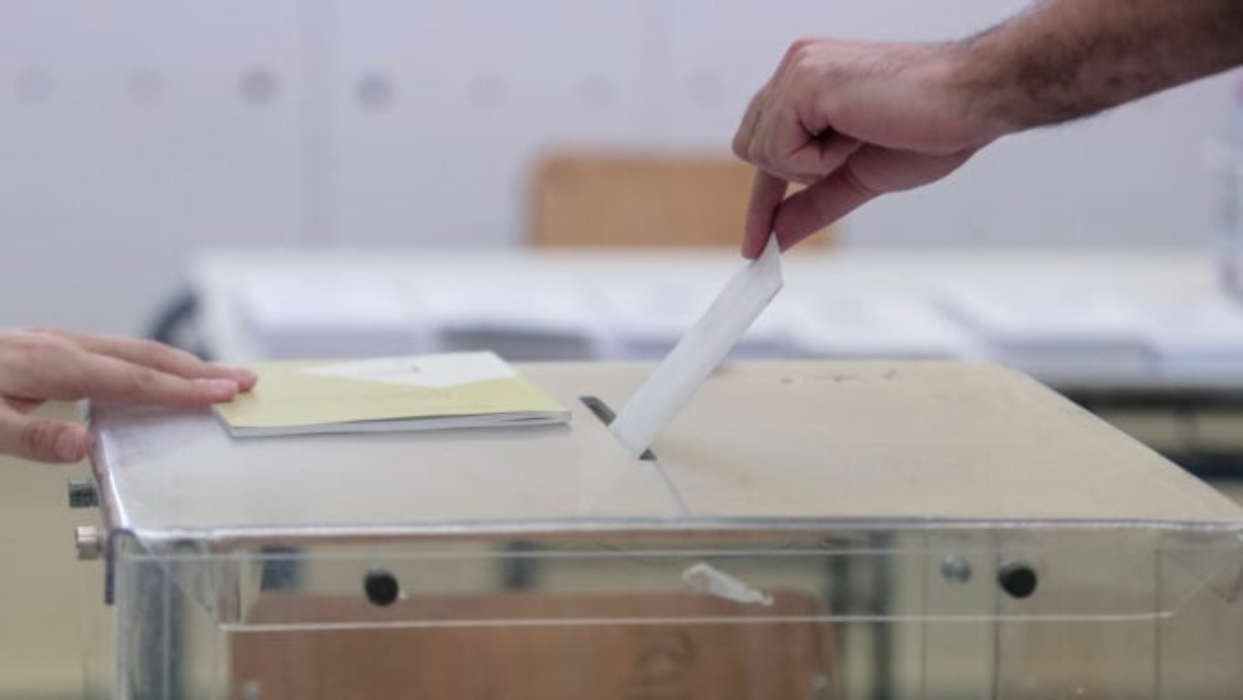 Δημοσκοπήσεις Metron Analysis και MRB: Άνοδος ΝΔ σχεδόν δύο μονάδων στο 31,1% – Επιρροή από τον πόλεμο