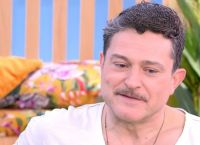 Σοκ από Καραμίχο: Έφυγα από την Αμερική γιατί ο γιος μου έκανε… άσκηση αντιμετώπισης όπλου στο σχολείο!