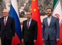 Μόσχα και Πεκίνο σε αντίθετες στρατηγικές για το Ιράν: Κέρδη και Κίνδυνοι στη Μέση Ανατολή