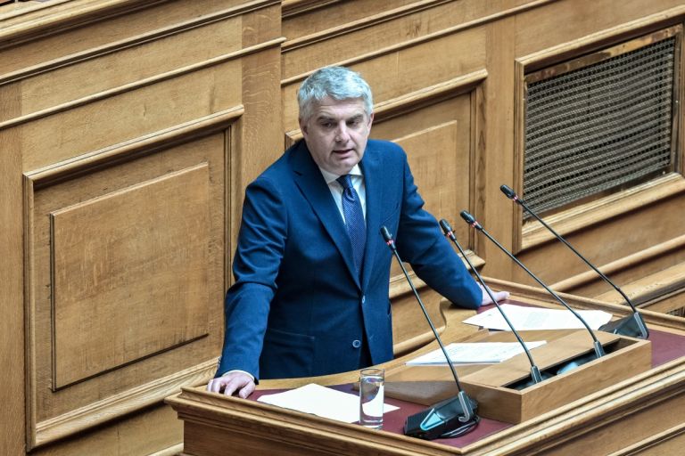 Ο Οδυσσέας Κωνσταντινόπουλος παραδίδει την έδρα μετά τη διαγράφη του από το ΠΑΣΟΚ