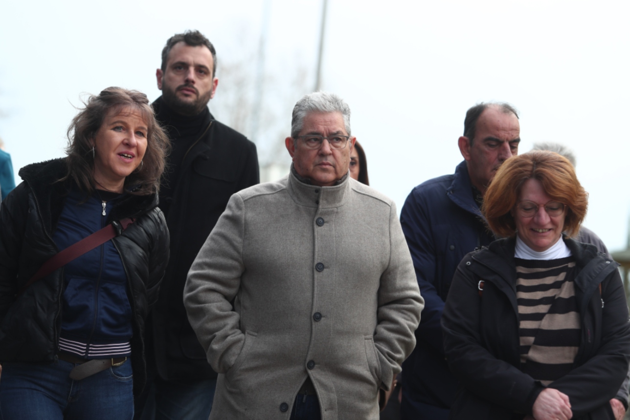 Στη Λάρισα ο Δημήτρης Κουτσούμπας: «Είμαστε στο πλευρό των συγγενών»