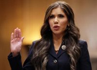 Σκάνδαλο–βόμβα στην Ουάσινγκτον: καμπάνια $220 εκατ., φήμες σχέσης και ο Τραμπ «τελείωσε» τη Νοέμ