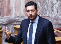 «Μύθος η βίαιη ηλεκτροκίνηση»: Σύγκρουση κυβέρνησης–ταξί με φόντο απεργίες και πολιτικό ρίσκο