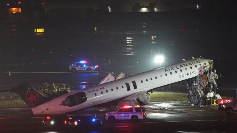 Νέα Υόρκη: Σύγκρουση αεροπλάνου με πυροσβεστικό στο αεροδρόμιο LaGuardia – Αναφορές για τραυματίες