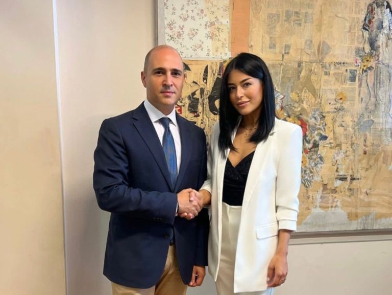 Κωνσταντίνος Μπογδάνος: Κατέθεσε αγωγή ύψους 500.000 ευρώ κατά της Αφροδίτης Λατινοπούλου