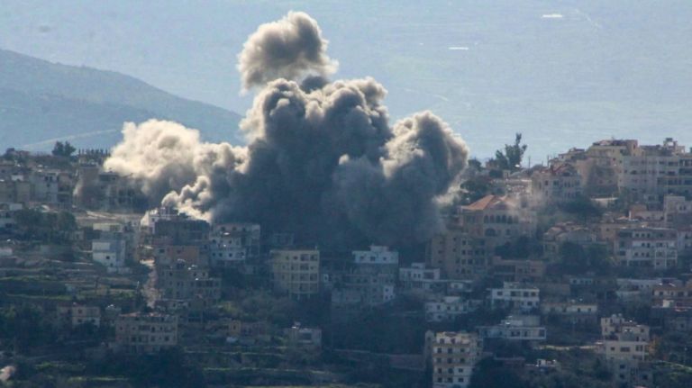 ΦΩΤΙΑ ΣΤΗ ΜΕΣΗ ΑΝΑΤΟΛΗ: Το Ισραήλ βομβαρδίζει την Τεχεράνη – «Παραδοθείτε ή πεθάνετε», απειλεί ο Τραμπ