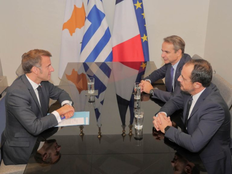 Συναγερμός στην Αν. Μεσόγειο: Μακρόν στην Κύπρο για «ασπίδα» με Μητσοτάκη και Χριστοδουλίδη