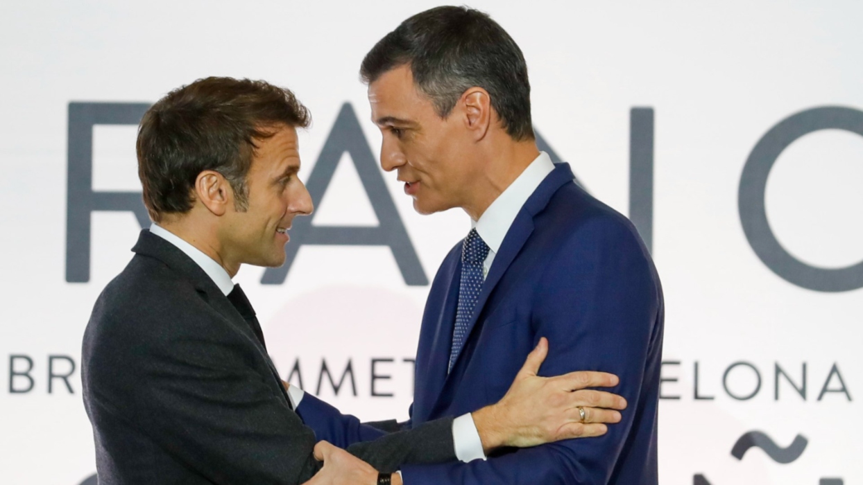 Μακρόν – Σάντσεθ ενώνουν Ευρώπη εναντίον αμερικανο‑ισραηλινών επιθέσεων στο Ιράν
