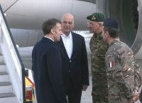 Στη Σούδα ο Μακρόν -Αναχώρησε για το αεροπλανοφόρο «Charles de Gaulle»