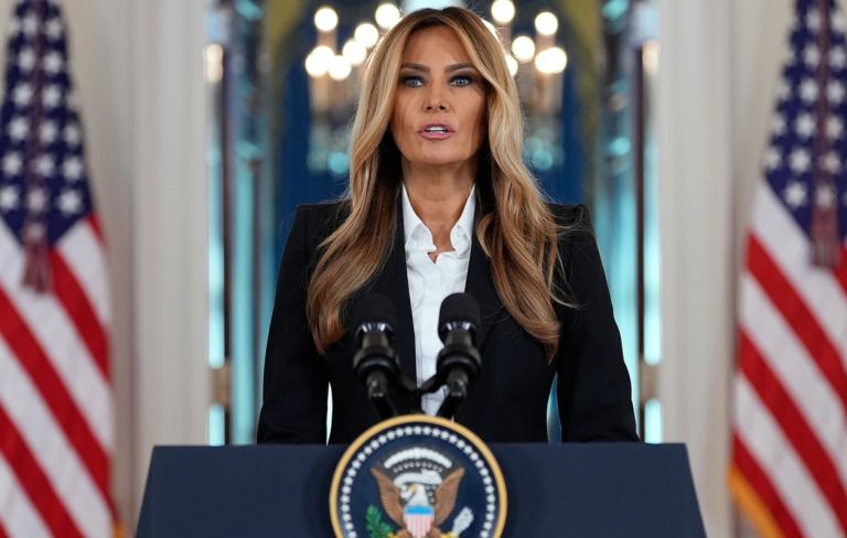 ΗΠΑ: Ο Έλληνας πρέσβης στην Ουάσιγκτον διόρθωσε το «Μακεδονία» κατά την ομιλία της Μελάνια Τραμπ