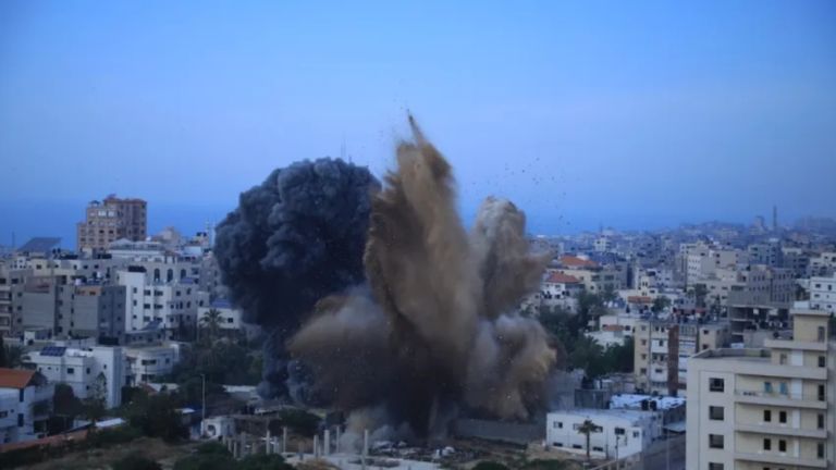 Το Ιράν έπληξε στρατιωτικές βάσεις σε Άμπου Ντάμπι, Μπαχρέιν,Κουβέιτ,στις φλόγες και το λιμάνι της Φουτζάιρα