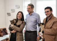 Συνάντηση Μητσοτάκη με τους Έλληνες που επαναπατρίστηκαν με τα ζώα συντροφιάς τους