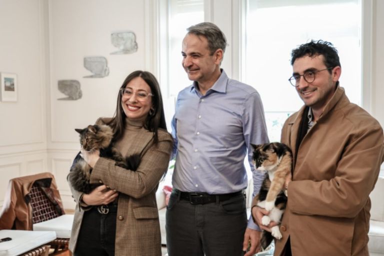 Συνάντηση Μητσοτάκη με τους Έλληνες που επαναπατρίστηκαν με τα ζώα συντροφιάς τους