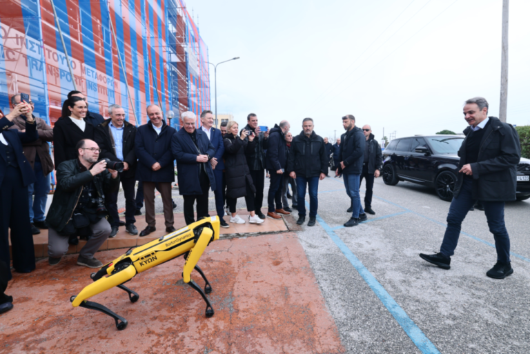 Μητσοτάκης συναντά τον ρομποτικό Κύωνα στο Ινστιτούτο Μεταφορών Θεσσαλονίκης