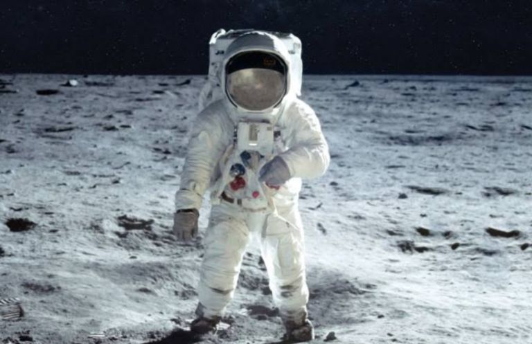 Επιστροφή στη Σελήνη υπό τη σκιά του πολέμου: Το μεγάλο βήμα της ανθρωπότητας μέσα σε παγκόσμια αγωνία