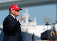 Ο Τραμπ παίζει διπλό παιχνίδι με Ιράν: μιλά για διάλογο ενώ η Μέση Ανατολή φλέγεται από πυραύλους