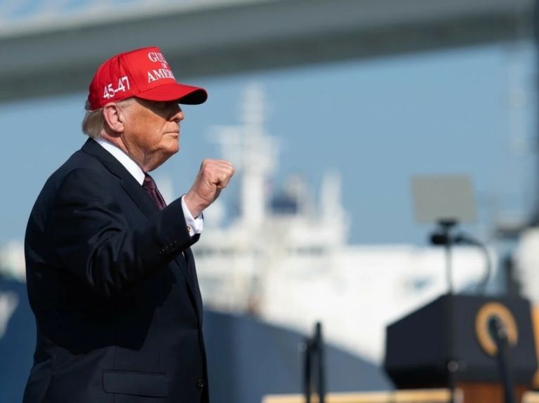 Ο Τραμπ παίζει διπλό παιχνίδι με Ιράν: μιλά για διάλογο ενώ η Μέση Ανατολή φλέγεται από πυραύλους