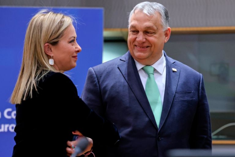 Η «Μελόνι λέει ότι κατανοεί τη θέση Όρμπαν για την Ουκρανία»: Διπλωματικό ρήγμα στο Συμβούλιο της ΕΕ
