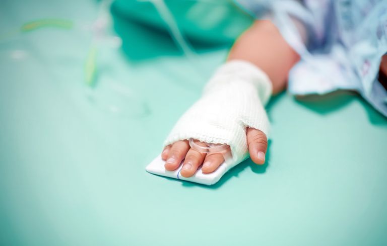 Υπόθεση-σοκ στην Πάτρα: Συνελήφθη η μητέρα – Τραύματα και δαγκωματιές στο μωρό