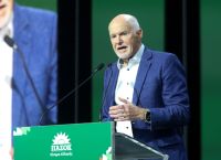 Βίβλος ή… βόμβα; Ο Παπανδρέου ξαναγράφει το Σύνταγμα και ανακατεύει την Κεντροαριστερά