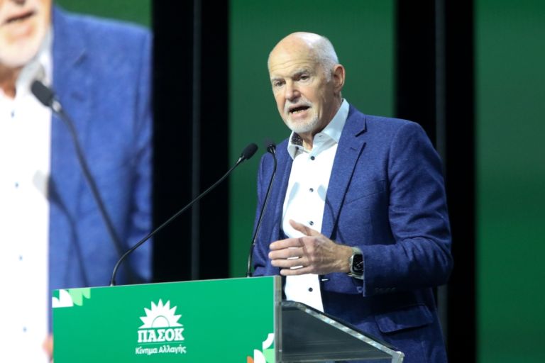 Βίβλος ή… βόμβα; Ο Παπανδρέου ξαναγράφει το Σύνταγμα και ανακατεύει την Κεντροαριστερά