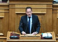 Ο Πέτσας επαναφέρει την τομή: Ασυμβίβαστο υπουργού–βουλευτή στο τραπέζι της αναθεώρησης