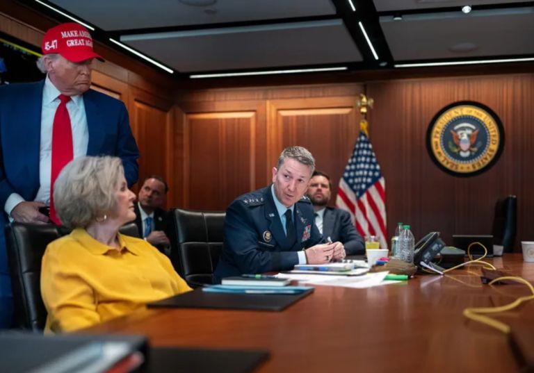 Νέες «κωλοτούμπες» Τραμπ πριν ανοίξουν οι αγορές: Μιλά για συμφωνία αλλά ζητά πολεμικά πλοία