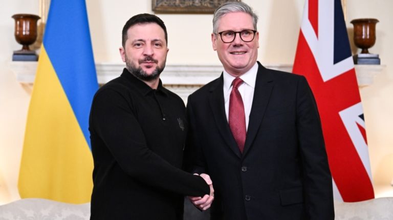 Συνάντηση Στάρμερ–Ζελένσκι στο Λονδίνο με στόχο την ενίσχυση στους τομείς της άμυνας και της βιομηχανίας
