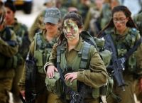 «Πόλεμος» για τις γυναίκες στα χακί: το ΚΚΕ επιτίθεται στην καμπάνια του ΥΠΕΘΑ