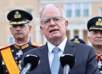 Ο Τασούλας «στραβοπάτησε» στη 25η Μαρτίου – Live γκάφες και μπέρδεμα με… το 1981!