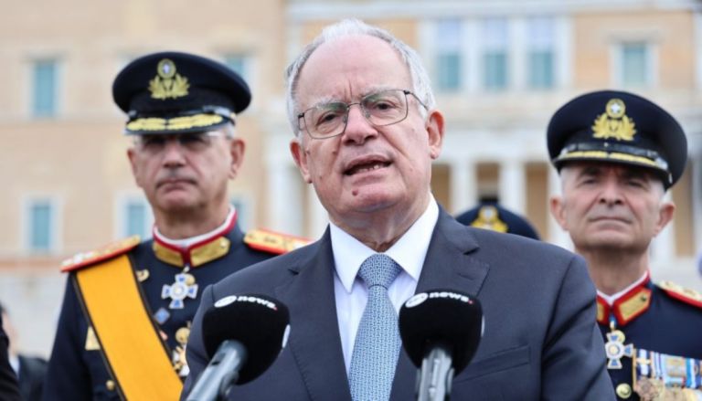 Ο Τασούλας «στραβοπάτησε» στη 25η Μαρτίου – Live γκάφες και μπέρδεμα με… το 1981!