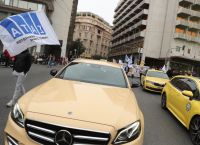 Με καπνογόνα οι οδηγοί ταξί έξω από τη Βουλή – Τους έκοψαν το δρόμο για το Μαξίμου