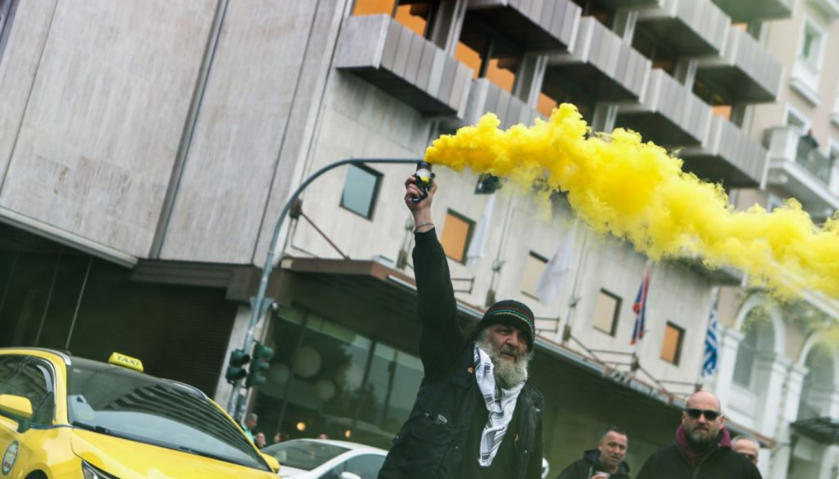 Απεργία ταξί: Κλιμακώνεται η ένταση έξω από τη Βουλή – Σφοδρές αντιδράσεις για το νομοσχέδιο