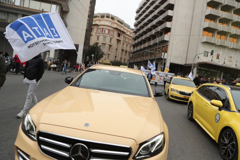 Με καπνογόνα οι οδηγοί ταξί έξω από τη Βουλή – Τους έκοψαν το δρόμο για το Μαξίμου