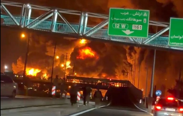 Δραματικές εικόνες από Τεχεράνη: Φλόγες σκέπασαν την πόλη μετά από πλήγματα σε ενεργειακές μονάδες [vid]