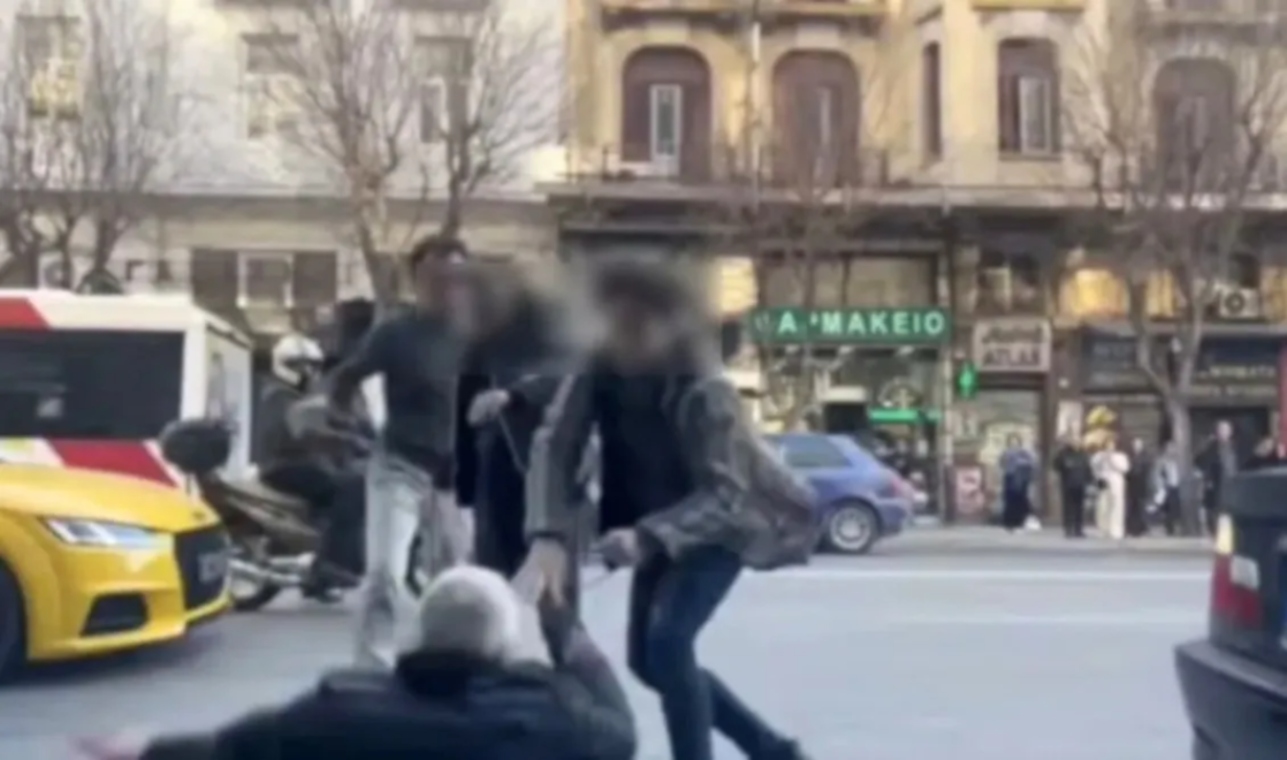 Οδηγός του ΟΑΣΘ βγήκε από το λεωφορείο και έπαιξε ξύλο με άλλον οδηγό που τον είχε μπλοκάρει