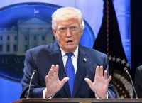 BLOOMBERG vs ΤΡΑΜΠ: Πόλεμος εξουσίας, media και οικονομίας πριν την κάλπη